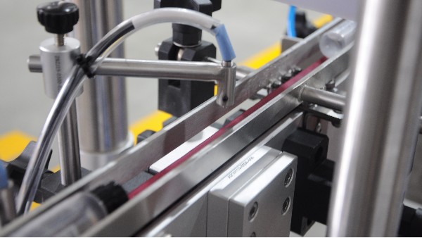 如何調(diào)整自動(dòng)貼標(biāo)機(jī)貼標(biāo)的精度差？