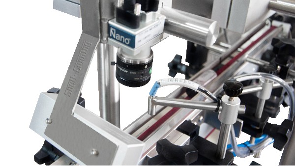 S610臥式圓瓶貼標(biāo)機(jī)貼小瓶子的好處。